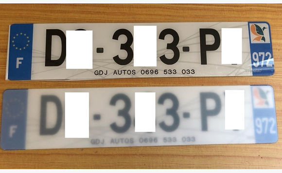 Plaques d’immatriculation en plexiglas HOMOLOGUEES