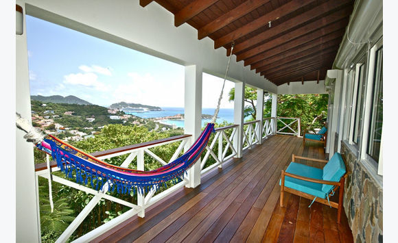 Cozy 3 B/R with tropical garden and ocean view