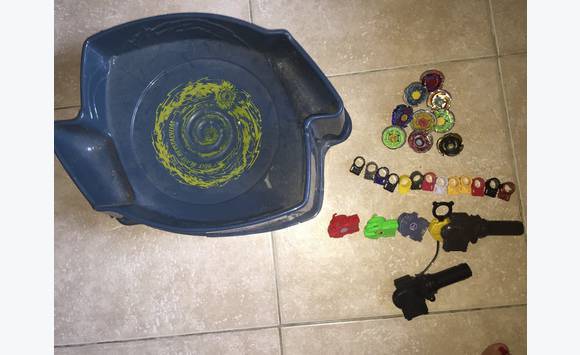 Lot Beyblade : Arène + 9 Hauts + 7 Fer + 4 Mine + Lanceurs - Occasion