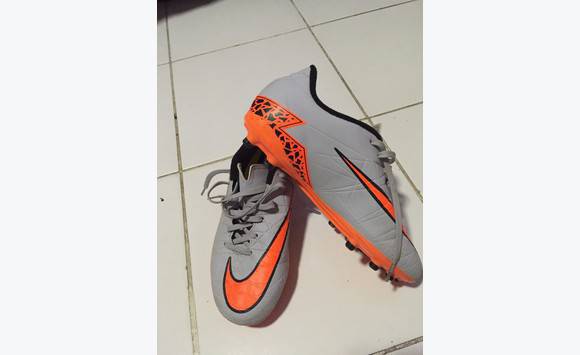 Paire de crampons de foot marque nike Chaussures Saint Martin