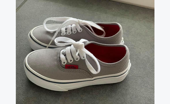 roupas e sapatos infantis