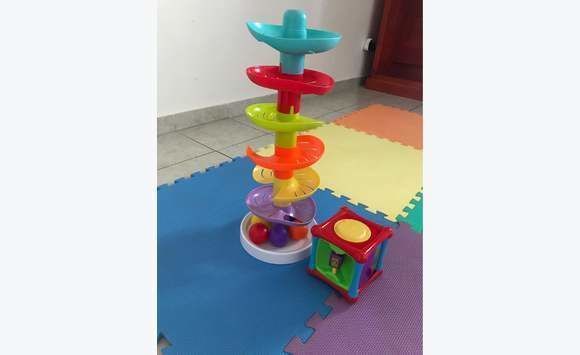 Toboggan Avec Des Balles Et Cube En Developpement Etat Puericulture Equipement Bebe Guyane Cyphoma