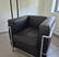 2 FAUTEUILS NOIRS, INSPIRATION LC2
